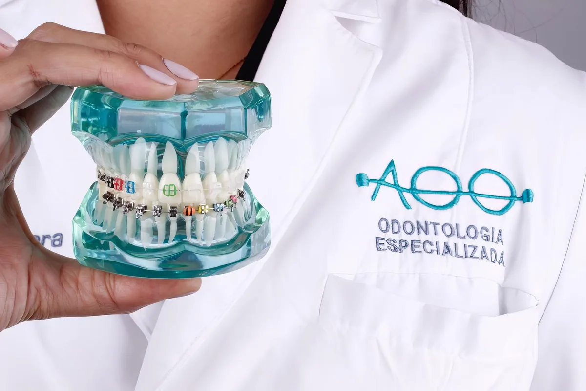 Guía de Cuidados y Urgencias Ortodóncicas - Dra. Adrianna Oseguera Mexicali