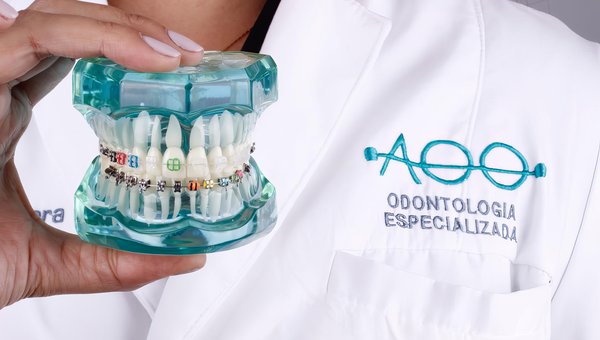 Cuidados y Urgencias con Brackets y Alineadores