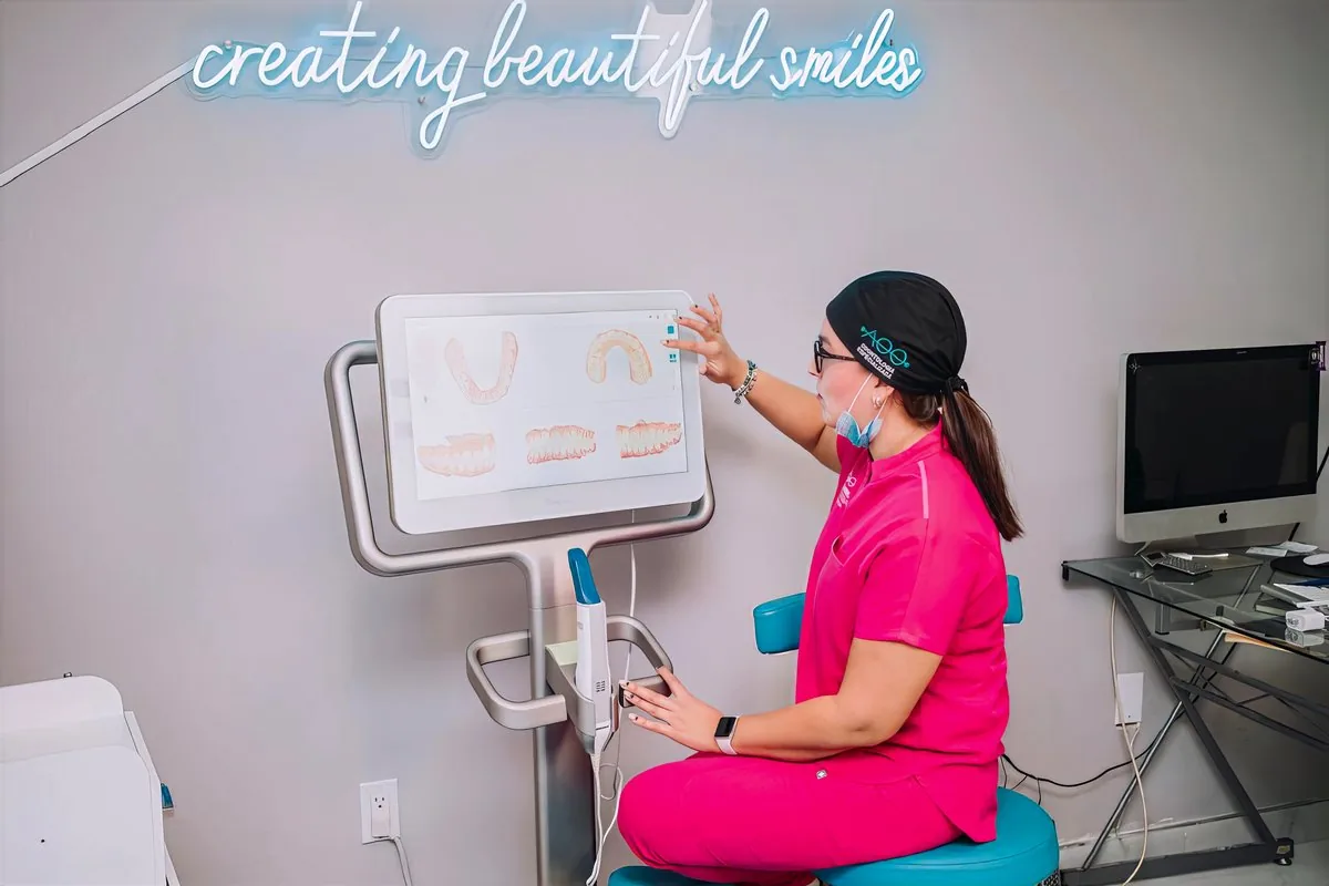 Escáner intraoral iTero 3D con el modelo digital de los dientes en pantalla en la clínica de ortodoncia de la Dra. Adrianna Oseguera en Mexicali