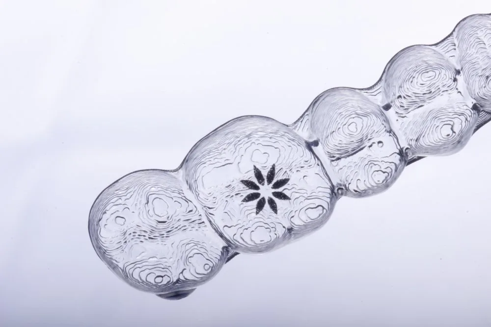 Alineador transparente Invisalign con material SmartTrack y emblema característico